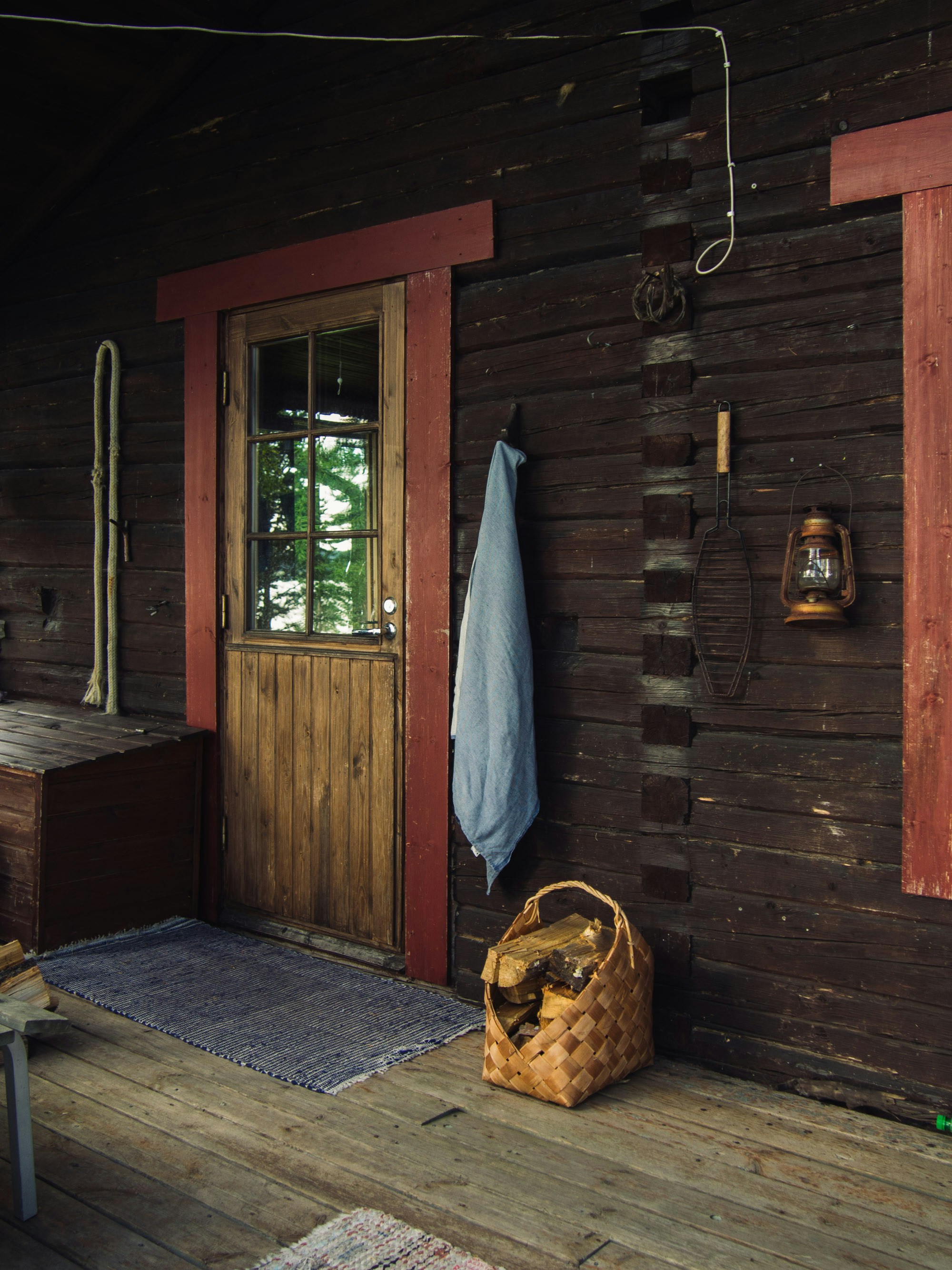 Zwei Kanufahrer in einem Kanu auf dem Fluss