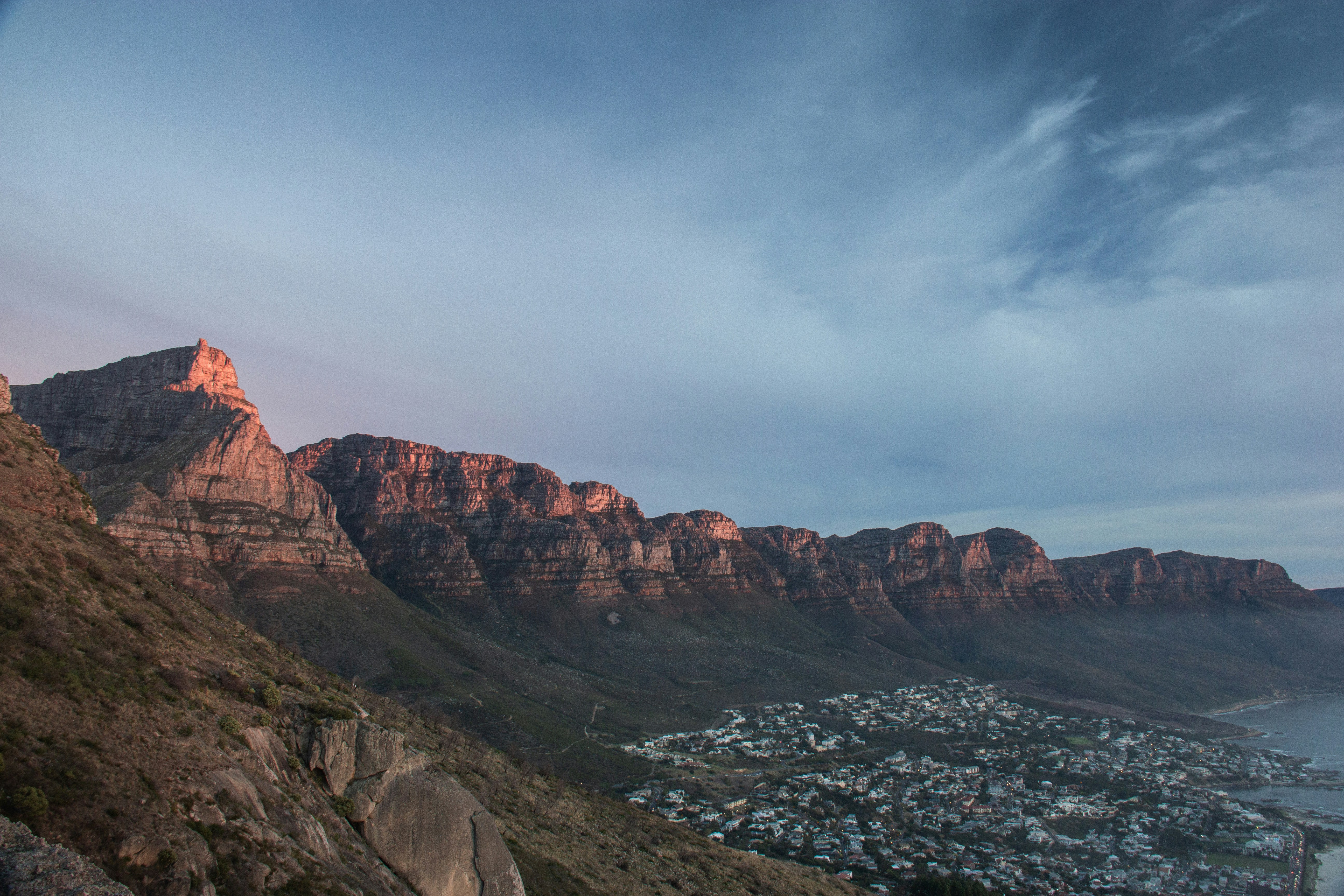Zwei Kanufahrer in einem Kanu auf dem Fluss