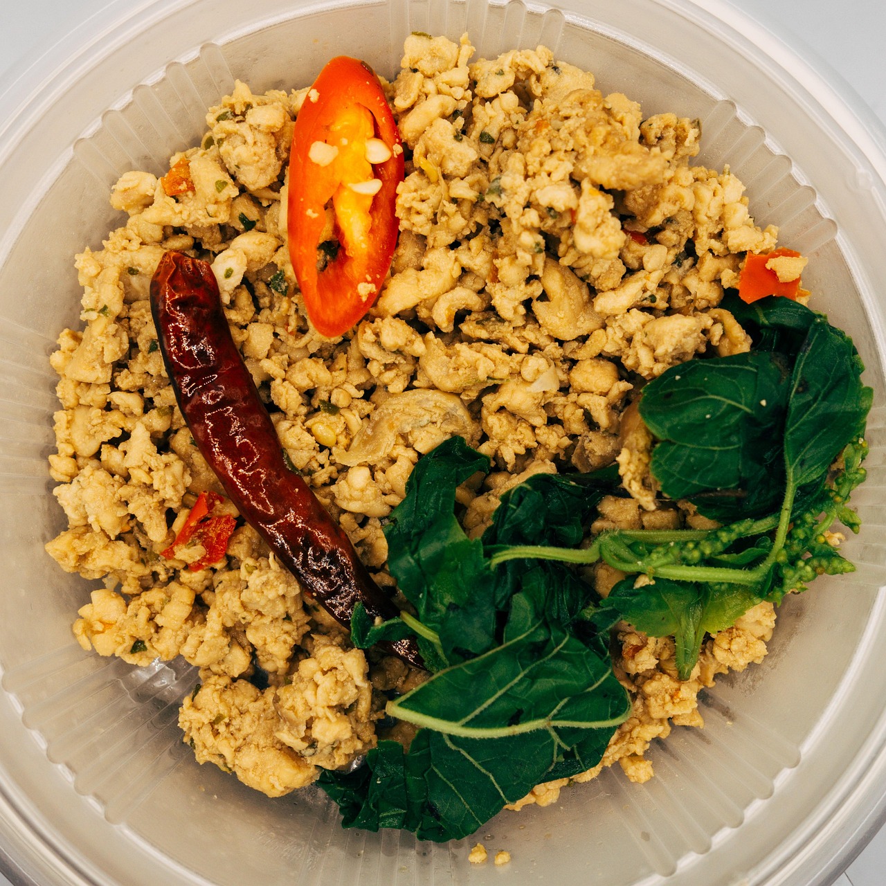 Zwei Kanufahrer in einem Kanu auf dem Fluss