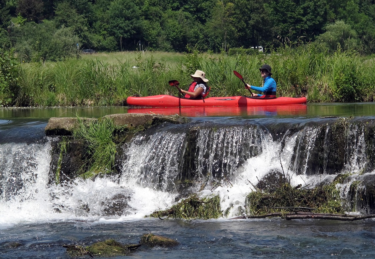 Zwei Kanufahrer in einem Kanu auf dem Fluss