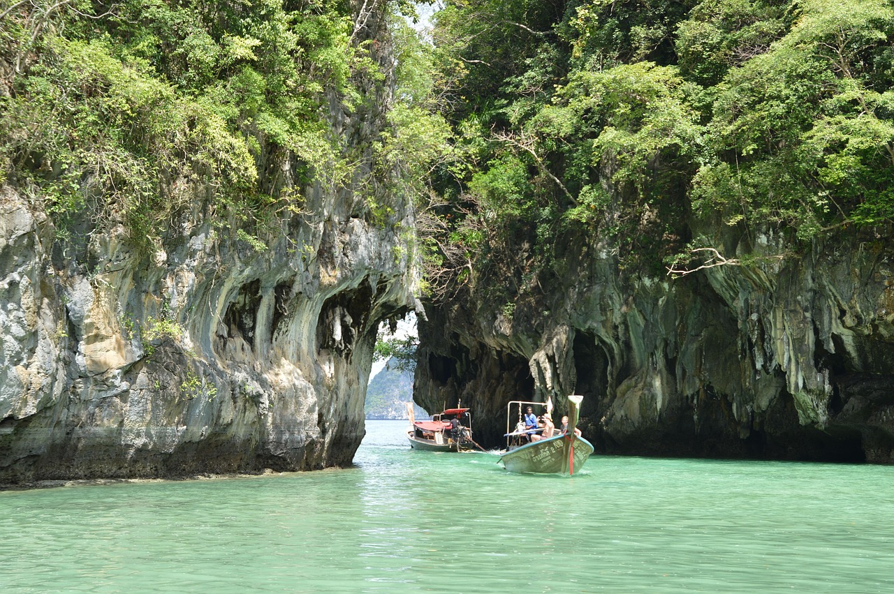 Zwei Kanufahrer in einem Kanu auf dem Fluss